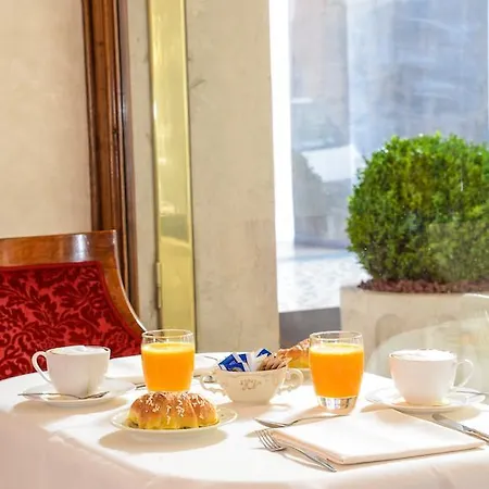 Hotel Vittoria Brescia Room photo Breakfast at the hotel